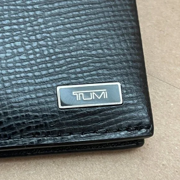 TUMI black leather bifold passport wallet Rfid protected slim profile travel - Picture 7 of 9